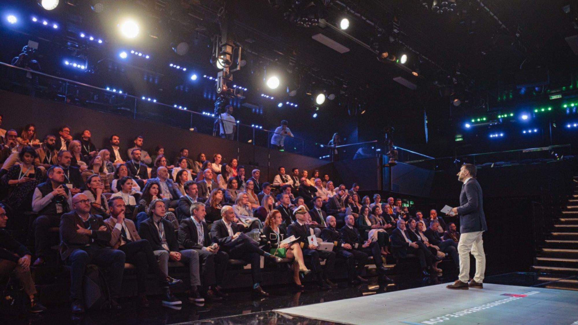El alcalde de Santa Cruz de Tenerife, José Manuel Bermúdez, presenta el Plan Estratégico de Turismo Santa Cruz 2023-2027 en el teatro del crucero AIDAnova. / Cedida