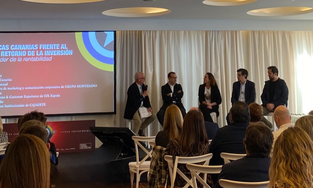 Carmen García Pascual, José Manuel Garrido García, Javier Gómez Mora y Pedro García Pérez durante una ponencia. / AH