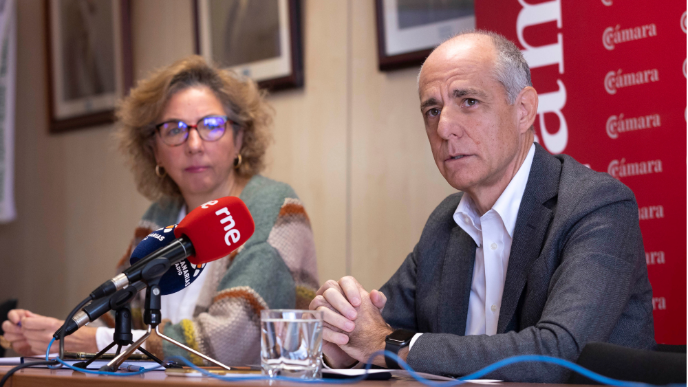 El presidente de la Cámara de Comercio de Santa Cruz de Tenerife, Santiago Sesé y la directora general de la entidad, Lola Pérez./ EFE - MIGUEL BARRETO (Archivo)