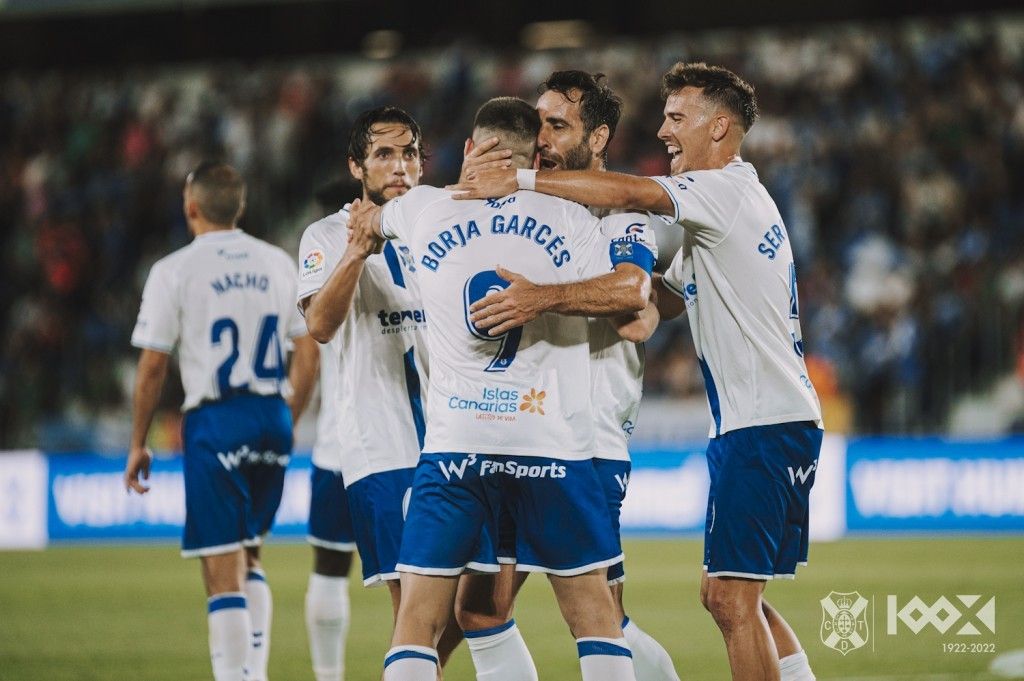 Borja Garcés se estrenó como goleador blanquiazul con el gol de la victoria 1-0 cuando el Tenerife recibió al Racing en la cuarta jornada del presente campeonato./ CD Tenerife.