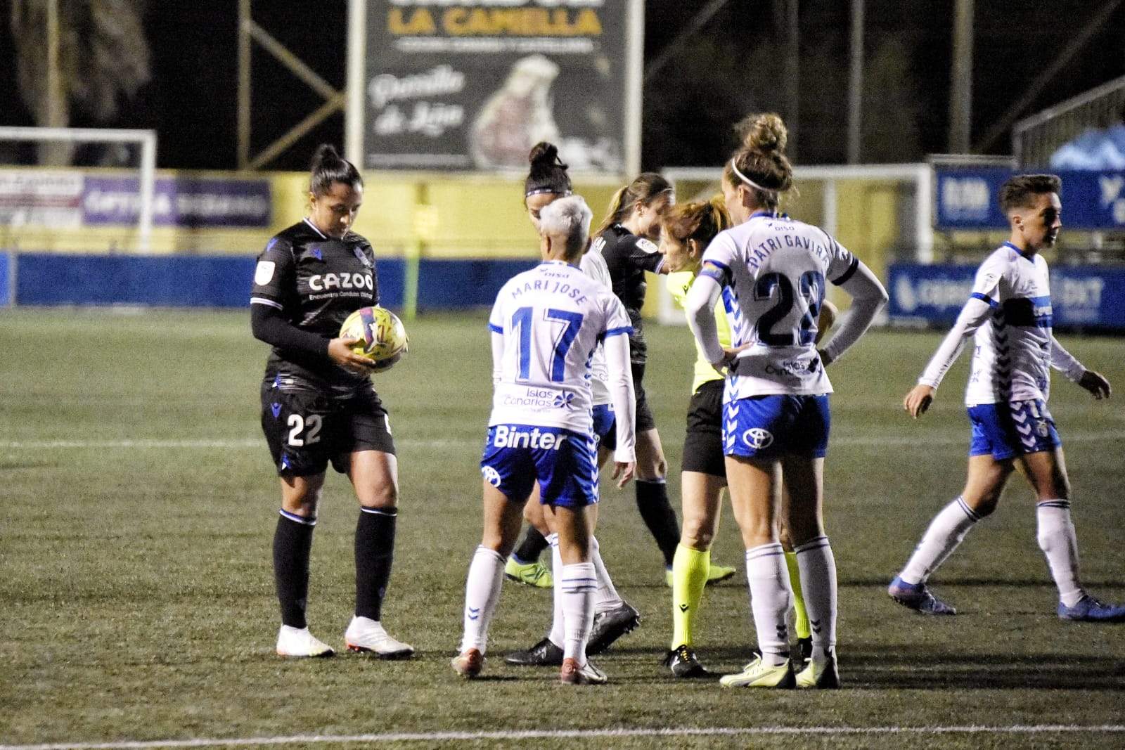 María José señala el lugar de la falta con la que Vanegas logró el empate pocos minutos antes de que la tinerfeña marcara el definitivo 2-1./ Twitter Real Sociedad.