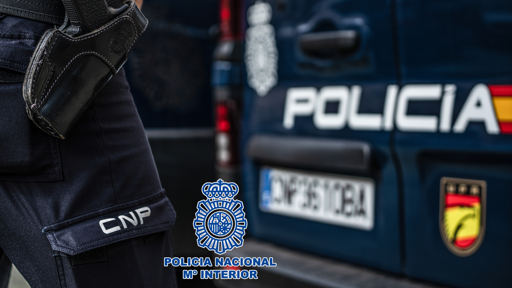 Un agente junto al furgón de la Policía Nacional. / Policía Nacional