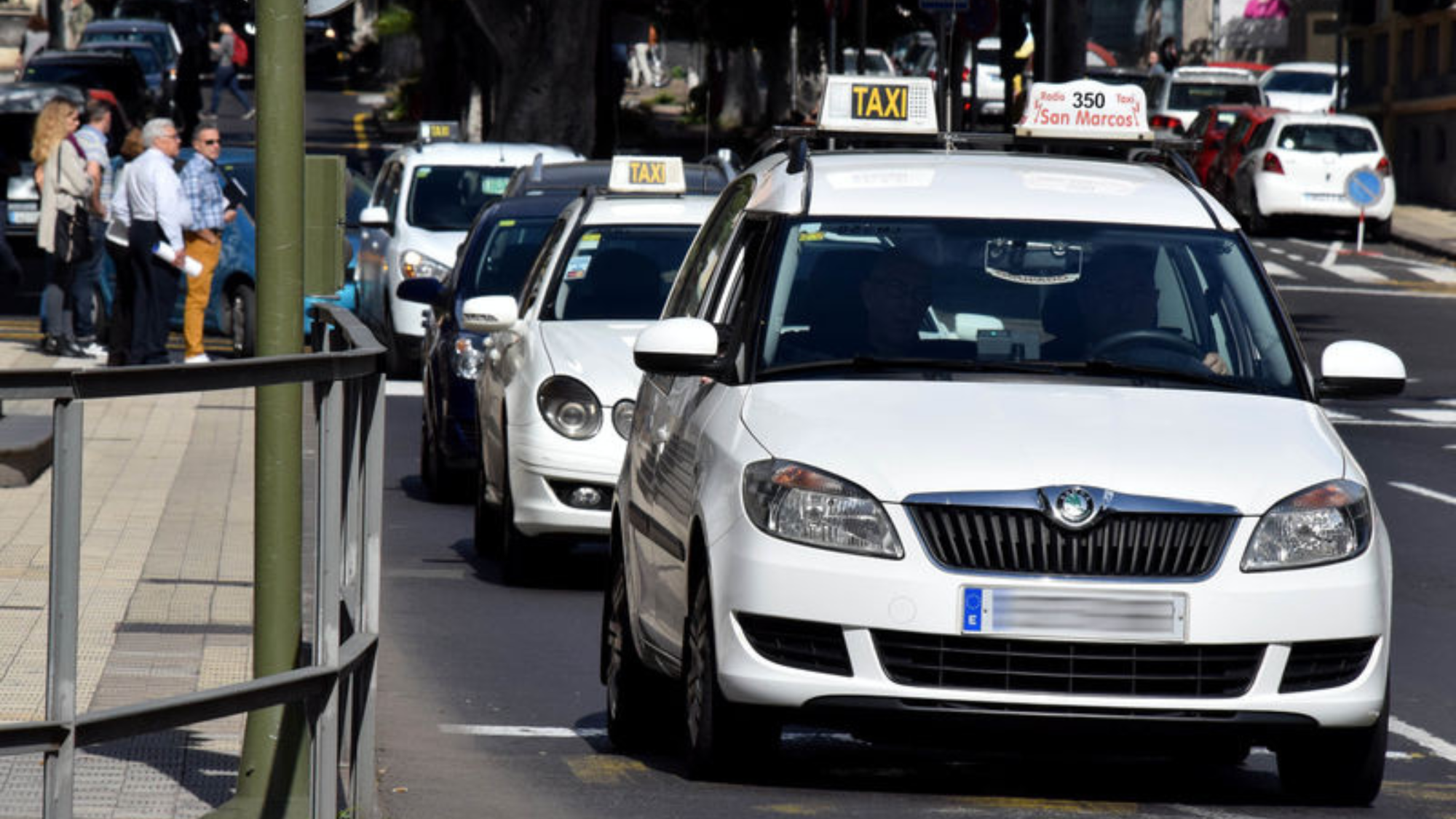 Varios taxis circulan por una calle de Santa Cruz. / Ayuntamiento de Santa Cruz de Tenerife 