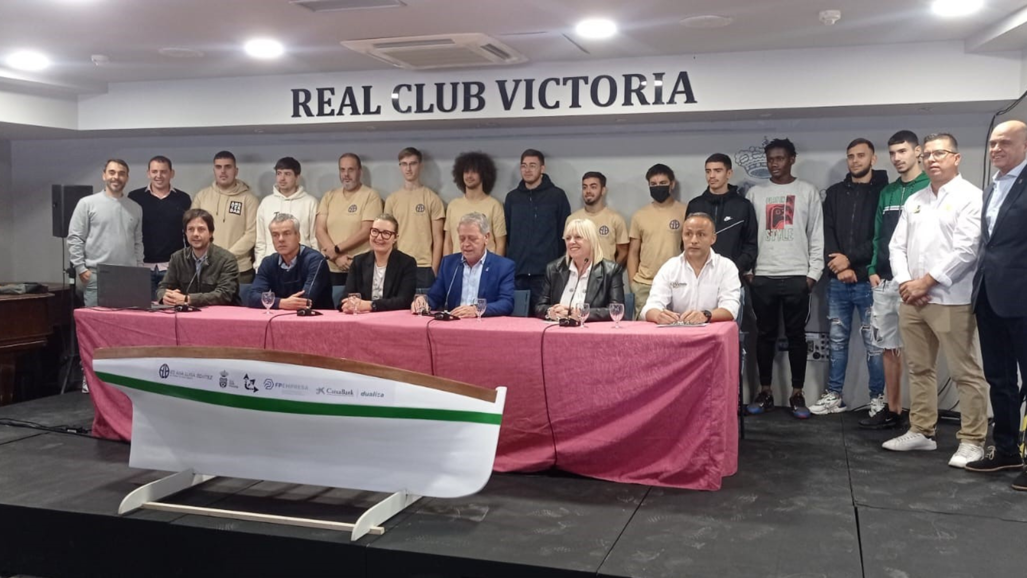 Alumnado y profesorado en el Real Club Victoria. / CaixaBank