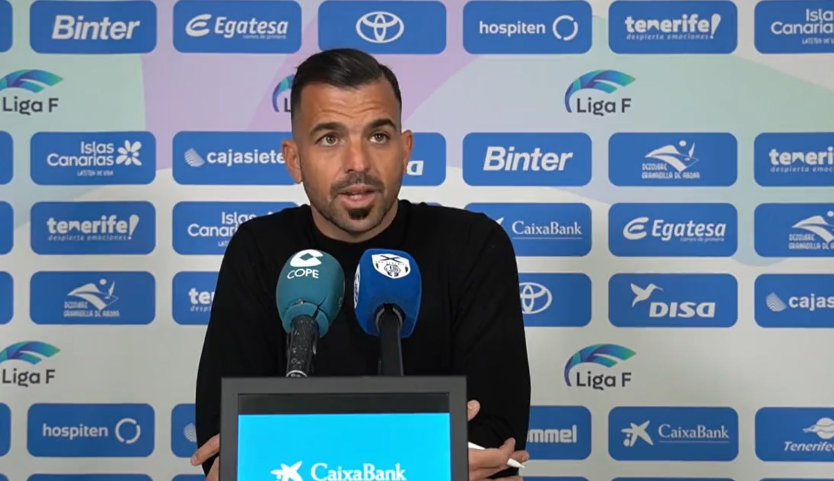 José Herrera agradeció al publico valiente que desafió el frío en La Palmera para acabar celebrando la victoria de la UD Granadilla./ Twitter UDGT.