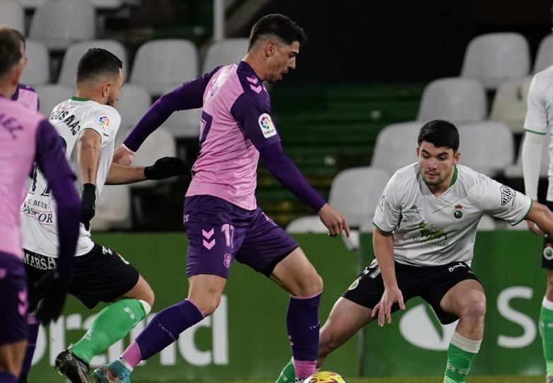 Waldo encara a la defensa del Racing en el empate 1-1 del Tenerife en El Sardinero./ LaLiga.
