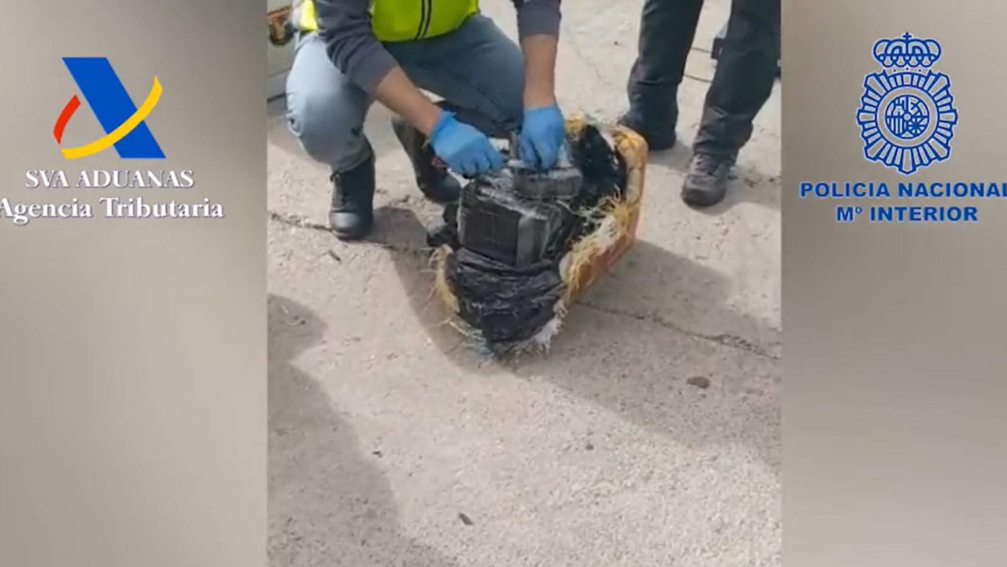 Captura del video de la Policía Nacional mostrando los fardos de cocaína del barco./ Policía Nacional