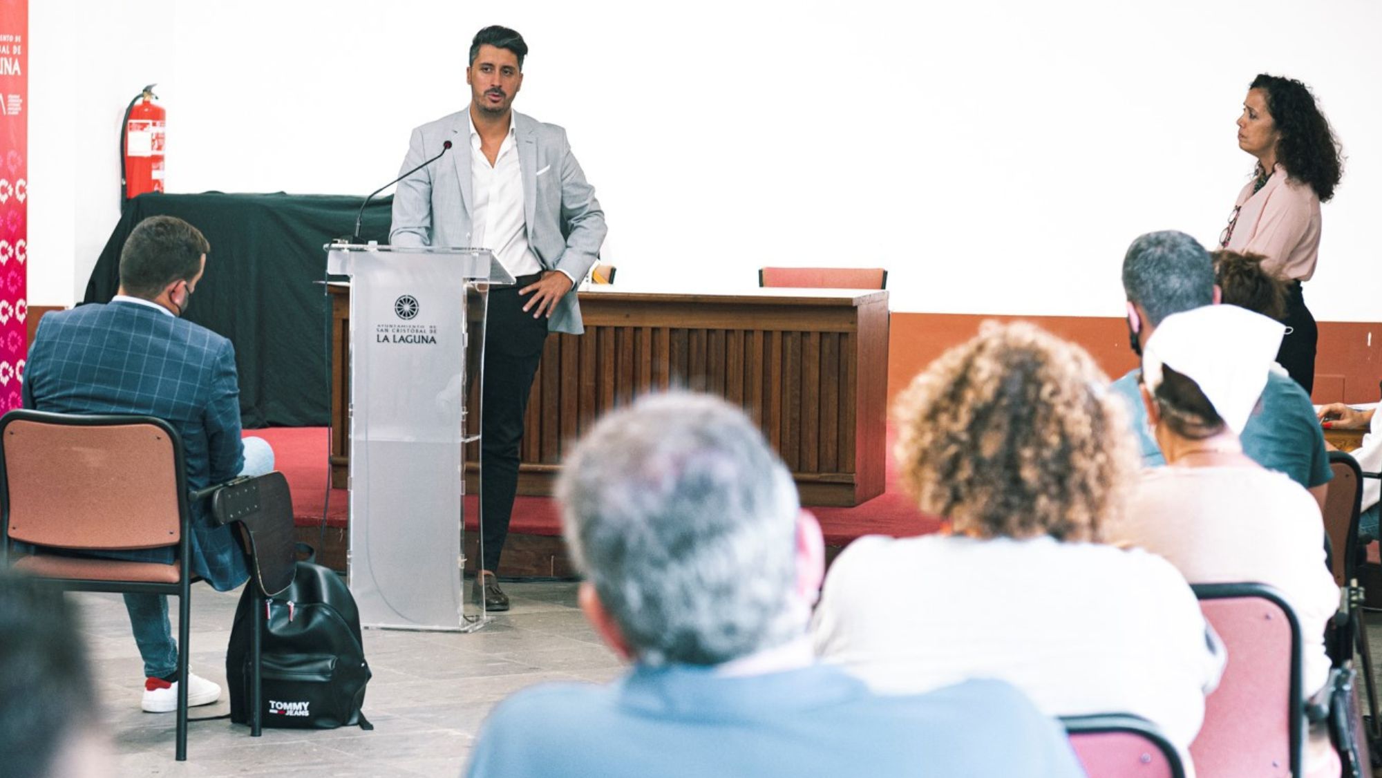 El alcalde de La Laguna, Luis Yeray Gutiérrez, en un encuentro con comerciantes sobre el nuevo Mercado. / Cedida