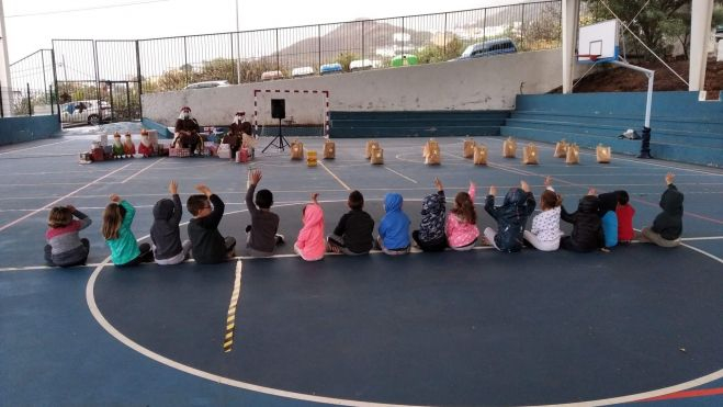 Unos niños sentados en la pista techada del colegio público Tigaday, en El Hierro./ Gobierno de Canarias