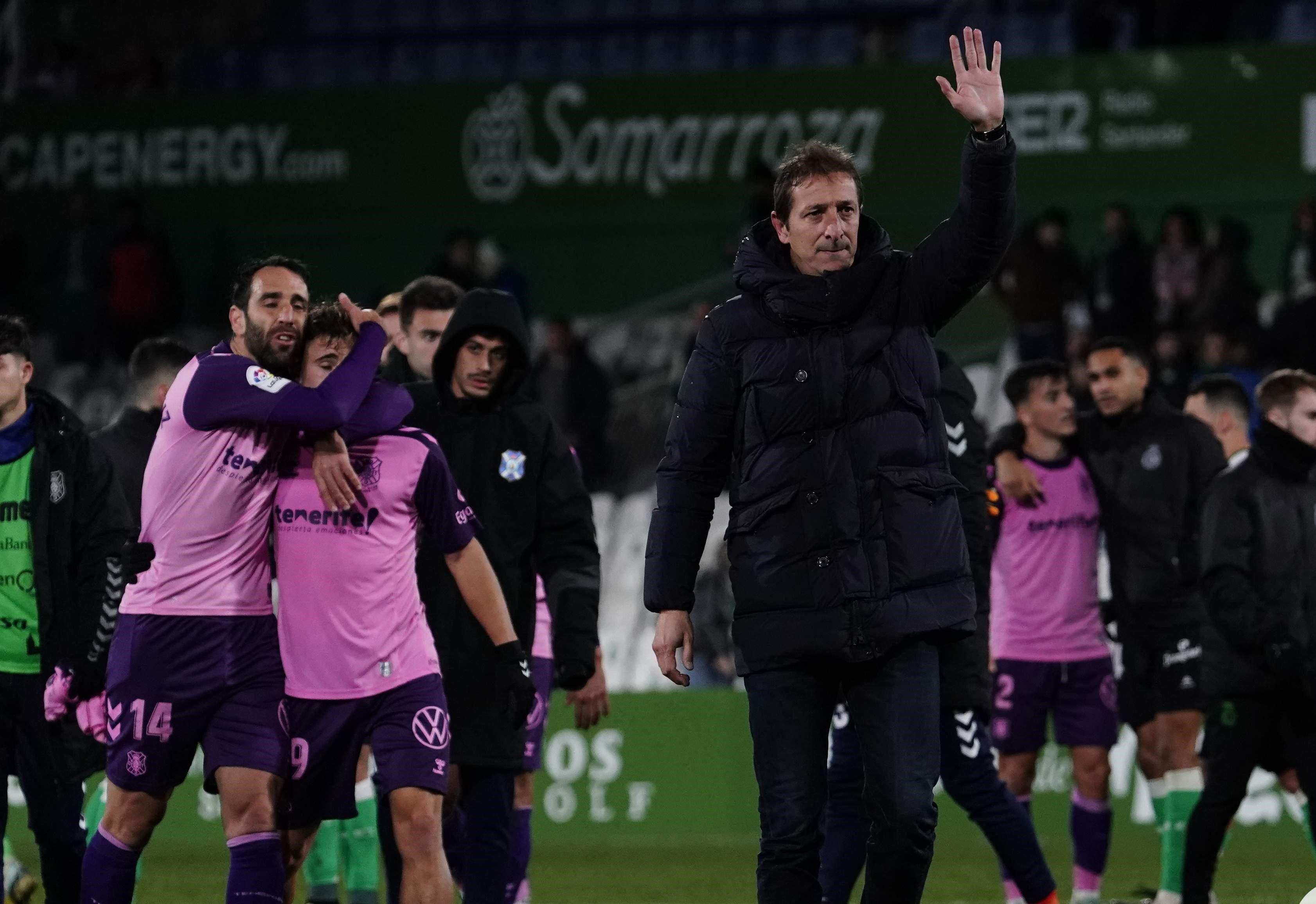 Ramis saluda a los aficionados del CD Tenerife que se desplazaron hasta El Sardinero y que no pudieron celebrar una victoria por el gol anulado a Gallego./ LaLiga.