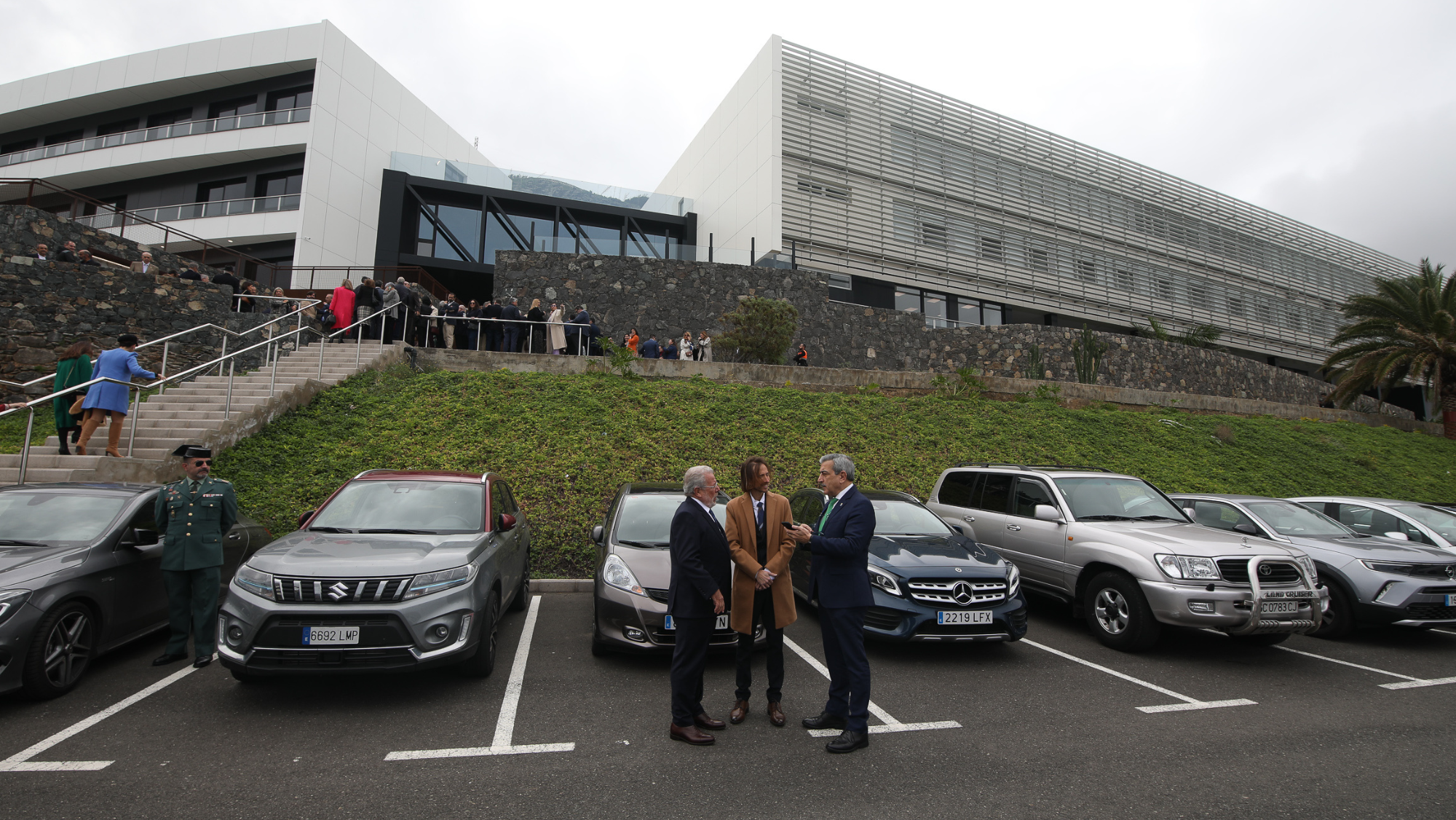 Román Rodríguez junto al presidente de la Universidad Fernando Pessoa Canarias y el rector./ Universidad Fernando Pessoa Canarias