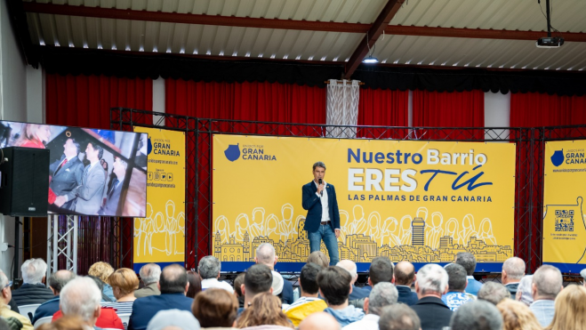 Enrique Hernández Bento durante el encuentro con los vecinos en la Asociación de Vecinos Rayco. Unidos por Gran Canaria