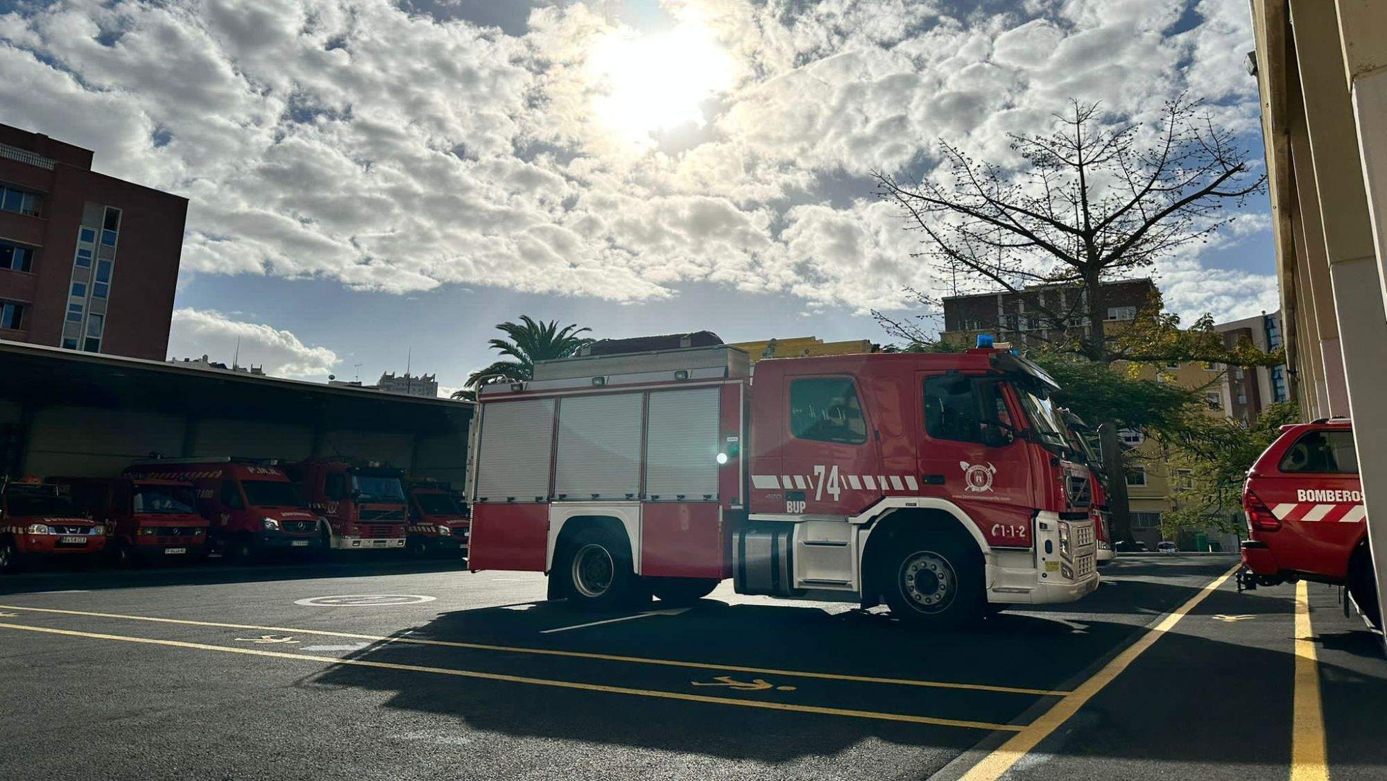Camiones de bomberos en Tenerife. / @Bomberostf