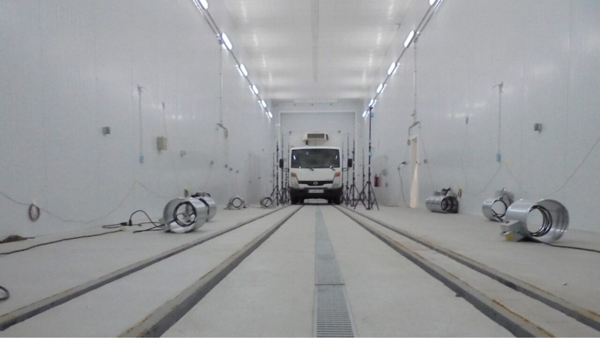 Un camión frigorífico dentro de un túnel de frío./ ARCHIVO