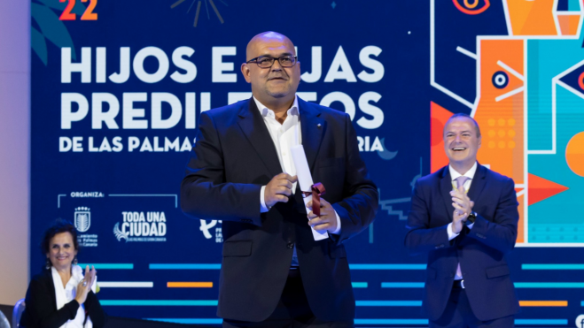 Alexis Ravelo al ser nombrado hijo predilecto. / Ayuntamiento de Las Palmas de Gran Canaria