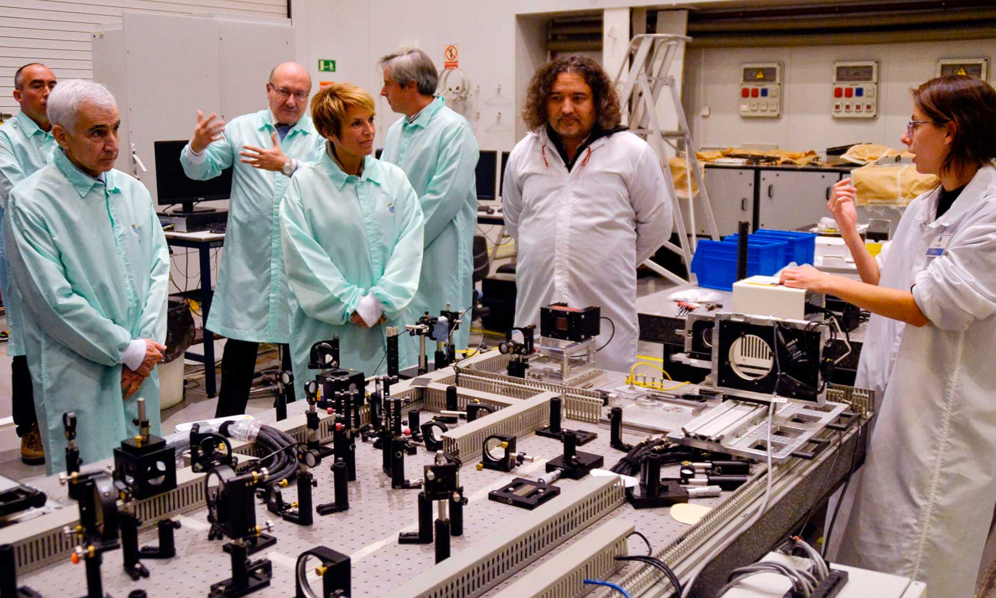 Visita del Comisionado Especial para el PERTE Chip, Jaime Martorell (izquierda) al Instituto de Astrofísica de Canarias con Elena Máñez, consejera de Economía del Gobierno de Canarias. / Gobierno de Canarias