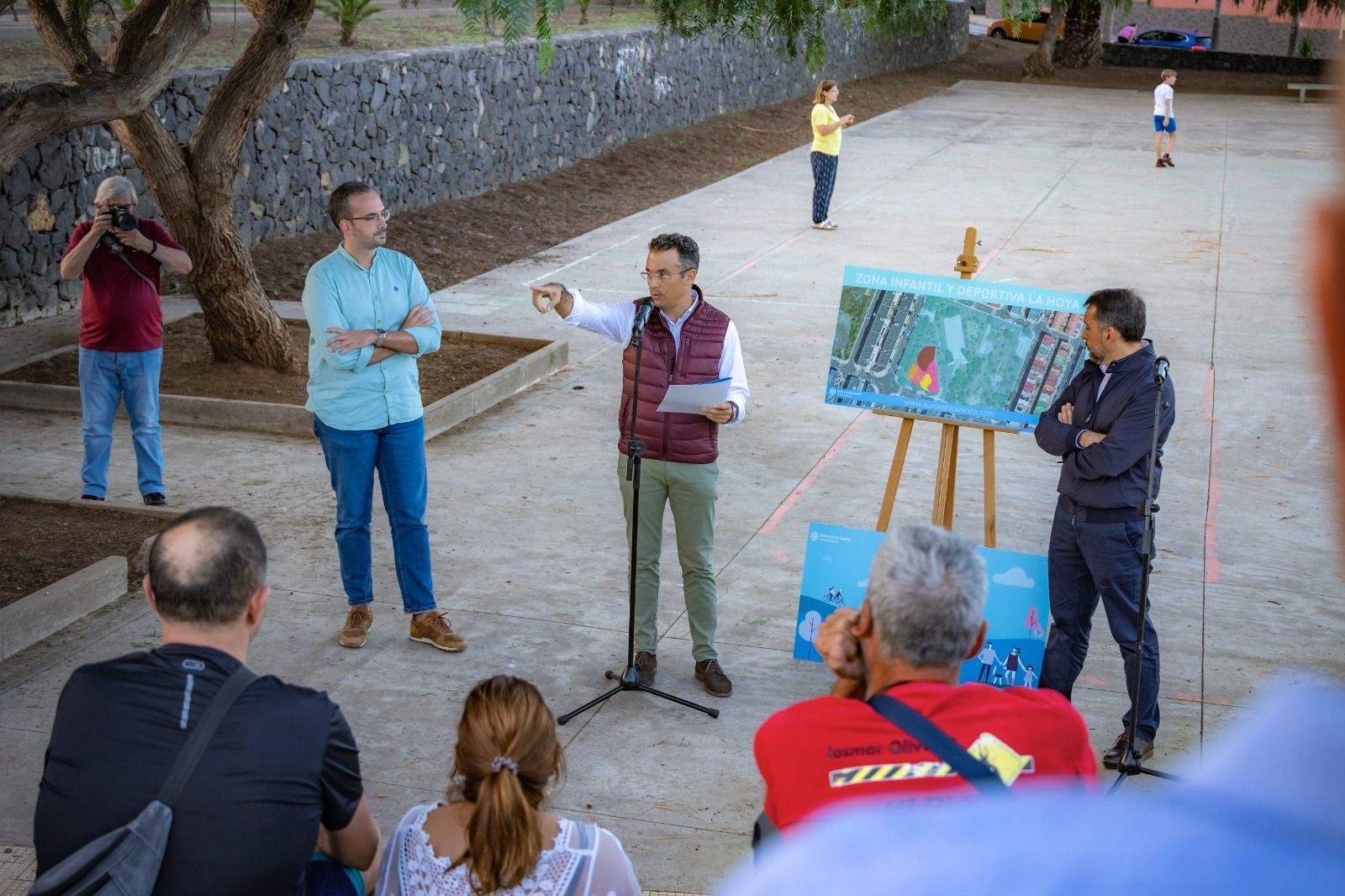 Carlos Tarife presenta el proyecto de los nuevos parques infantiles en El Sobradillo y Cuesta Piedra./