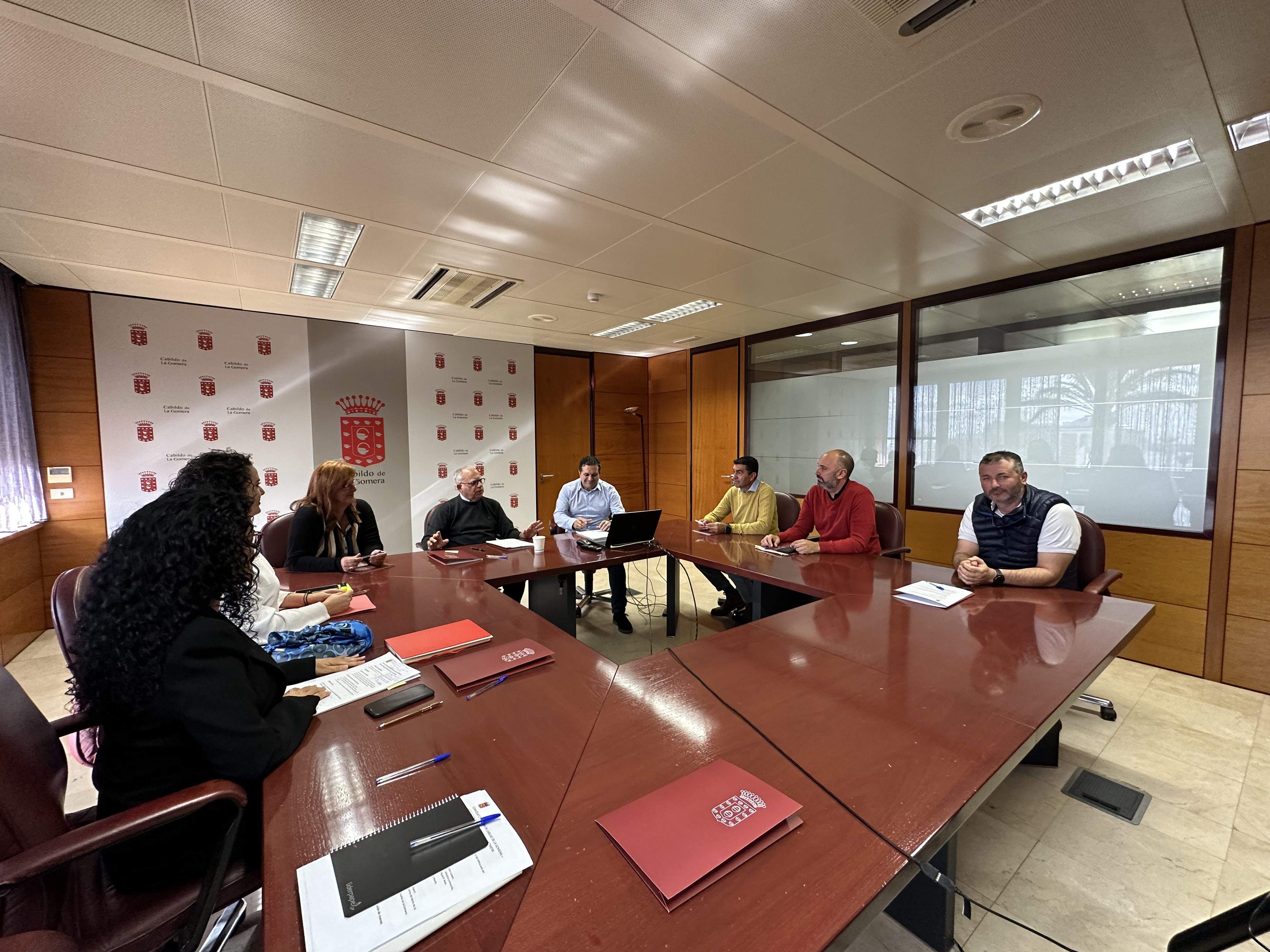 Reunión de empresarios con representantes de la Cámara de Comercio y el presidente del Cabildo de La Gomera./