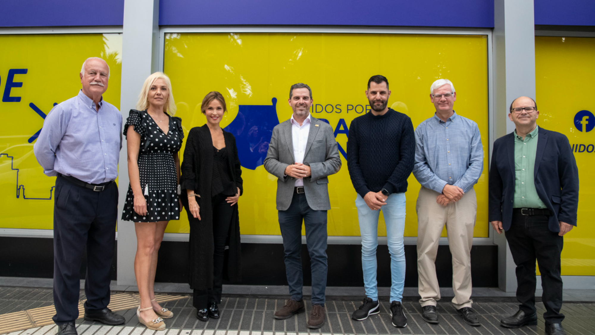 Mónica Navarro, la segunda por la izquierda, junto a los nuevos presidentes de UxGC de otras localidades de la isla. /Unidos por Gran Canaria