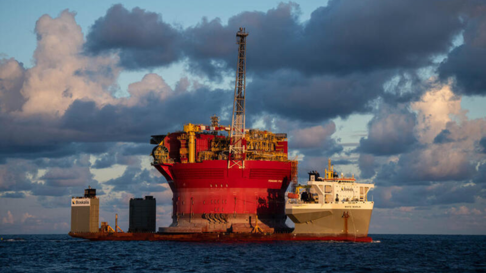 El barco de Shell que transportaba una plataforma petrolífera y ha sido abordado por Greenpeace./ Greenpeace