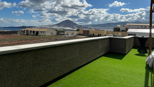 Una de las terrazas del nuevo edificio coworking de Gáldar con vistas panorámicas al mar y a la montaña./ Atlántico Hoy