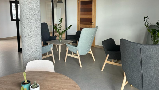Sala principal con varias mesas y sillas para fomentar el coworking./ Atlántico Hoy