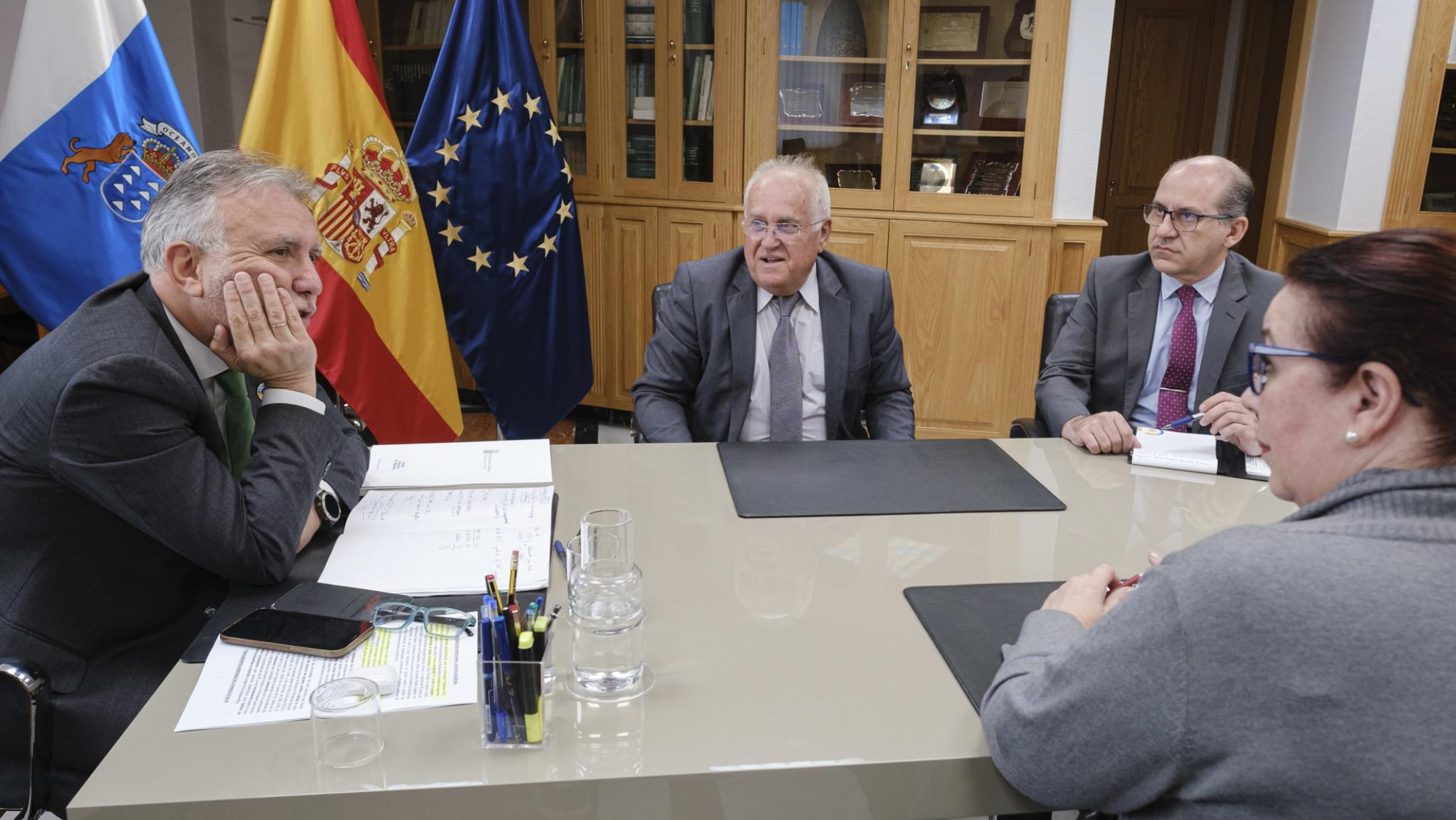  El presidente del Gobierno, Ángel Víctor Torres (i), Manuela Armas (d)  yAgustín Espino (c). / EFE. Ángel Medina G.