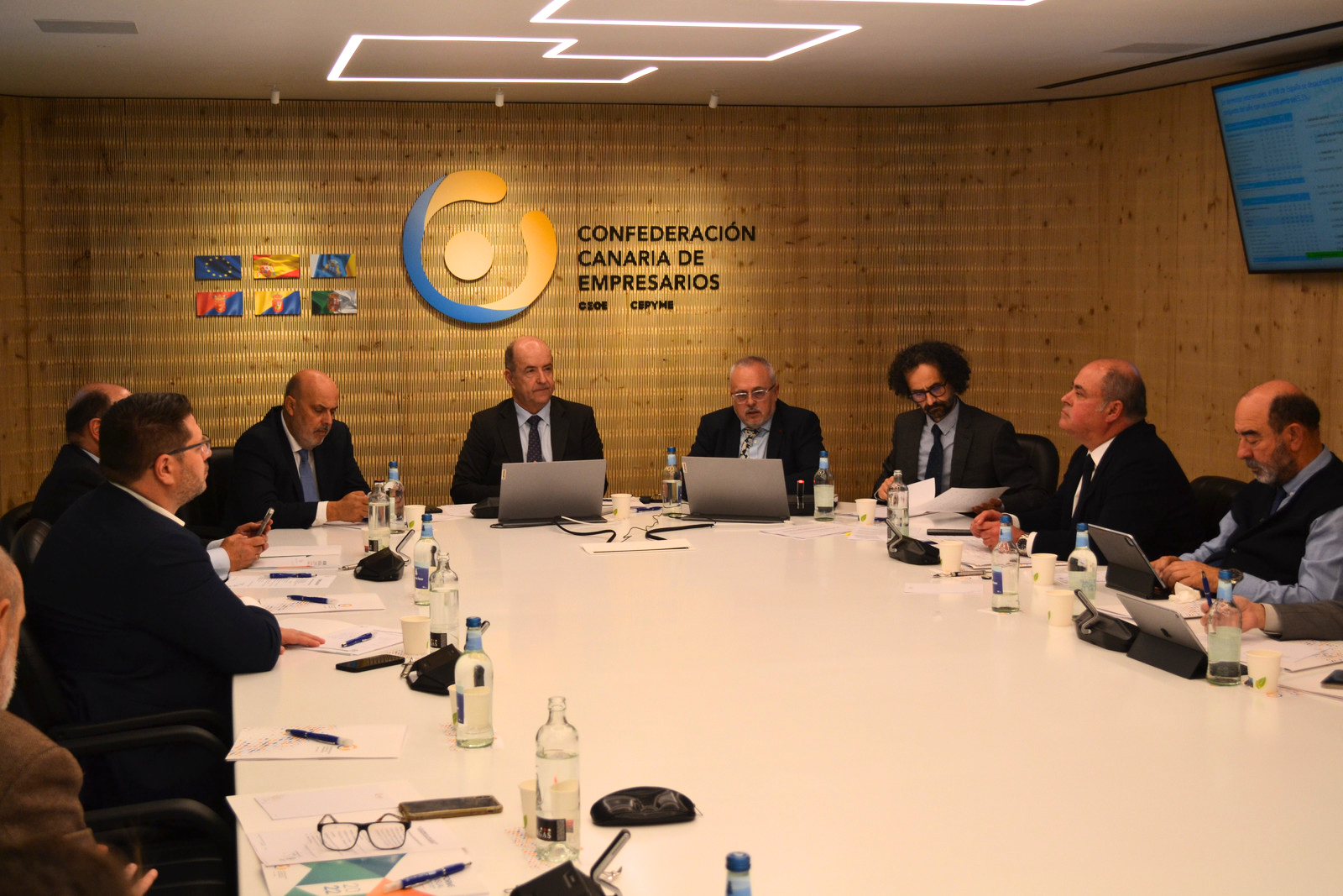 En la imagen, reunión del comité ejecutivo y de la junta directiva de la patronal canaria. / AH