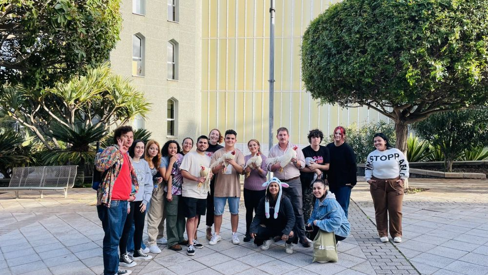 Alumnos de la ULL pertenecientes a la Asociación Canaria de Estudiantes que lograron que las gallinas fuesen acogidas en una finca./ Andrés Paz Pais