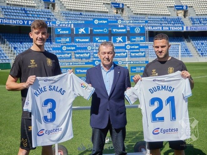 Kike Salas, a la izquierda, en su presentación como futbolista del CD Tenerife en la temporada 2022/2023, junto al pressidente Paulino Rivero / ARCHIVO