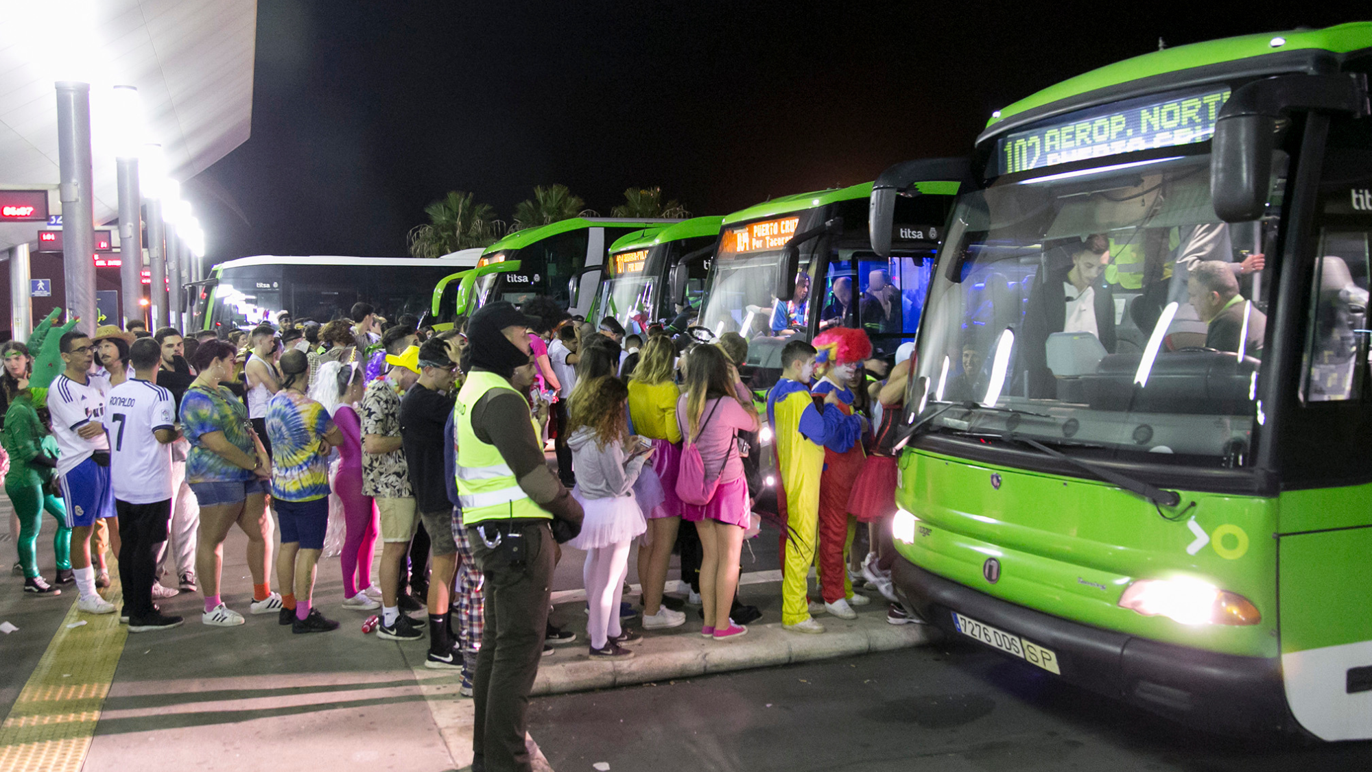 Colas de usuarios en el Intercambiador de Santa Cruz de Tenerife durante los Carnavales. / Titsa