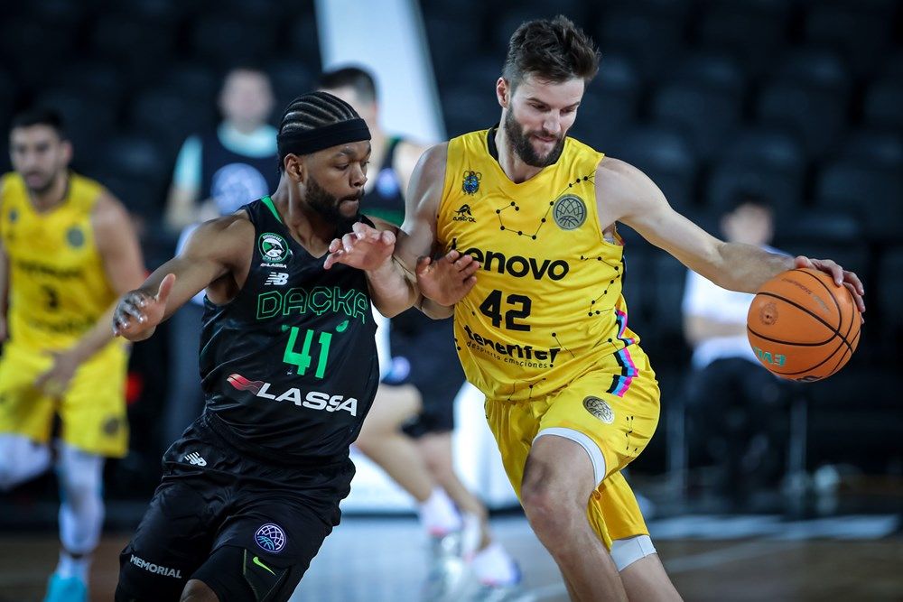 Aaron Doornekamp forcejea con Pandi sobre la pista del Volakswagen Arena de Estambul donde se impuso con claridad el CB Canarias al Darussafaka./ BCL.