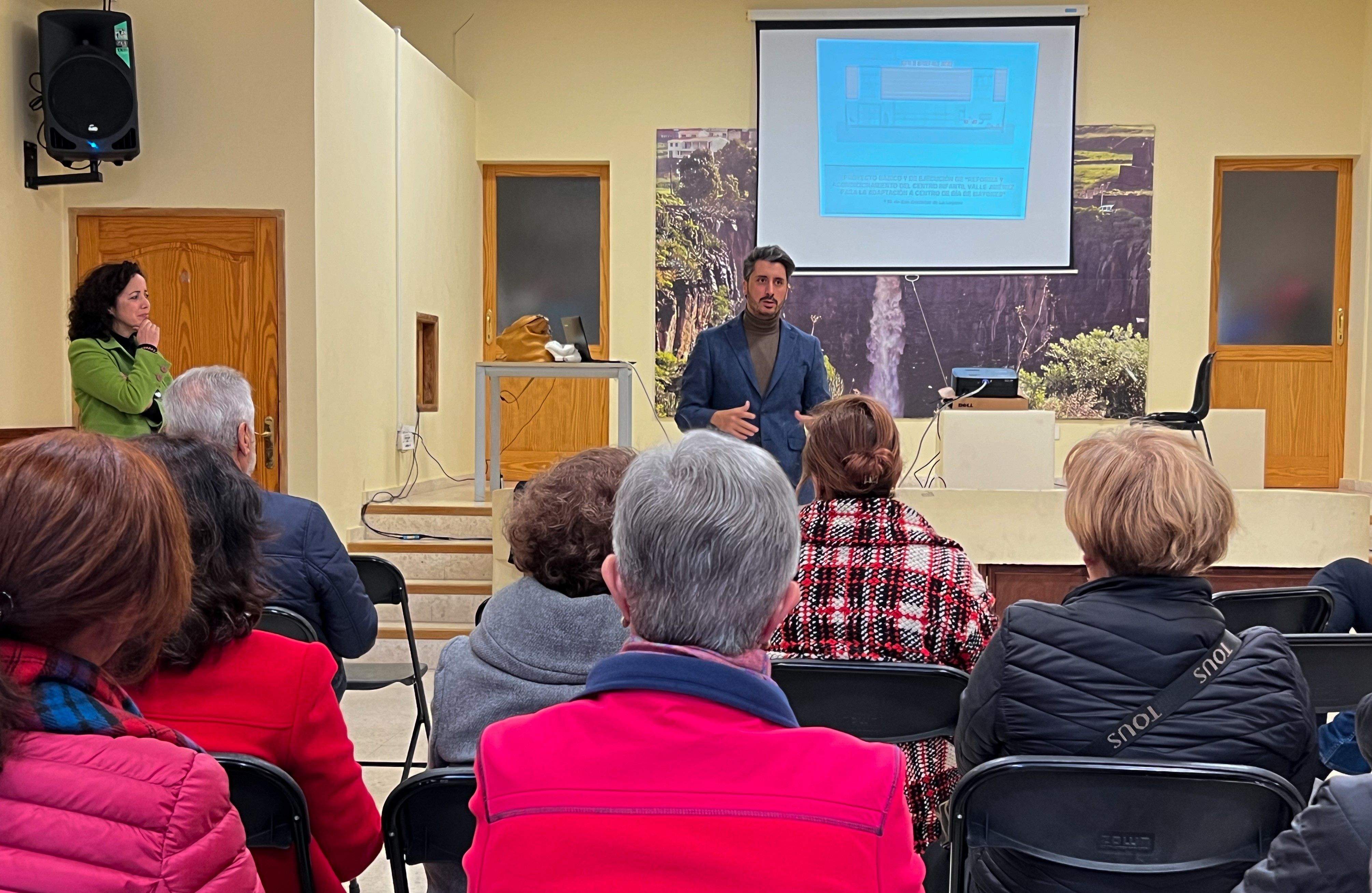 El alcalde de La Laguna, Luis Yeray Gutiérrez, presenta el nuevo centro de día en Valle Jiménez./ Cedida