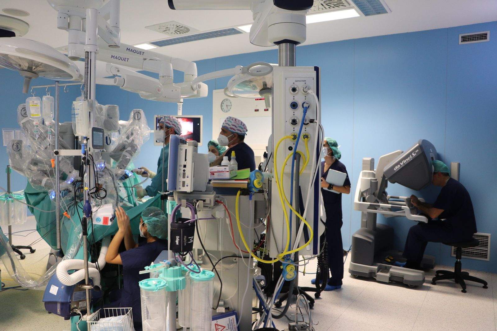 Cirujanos durante una intervención quirúrgica con el robot Da Vinci / QUIRÓNSALUD