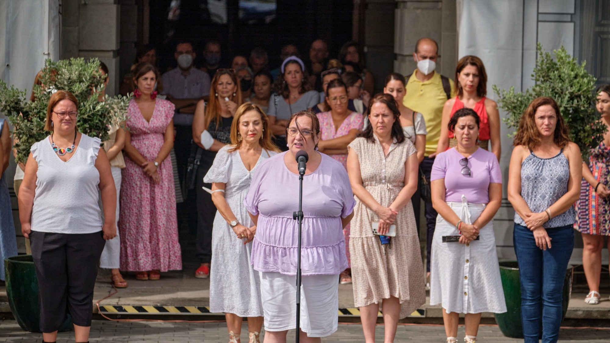 La consejera responsable del área del  servicio de violencia de género del IASS, Mariam Franquet, durante el minuto de silencio por el asesinato machista de una mujer en Tenerife. / IASS 