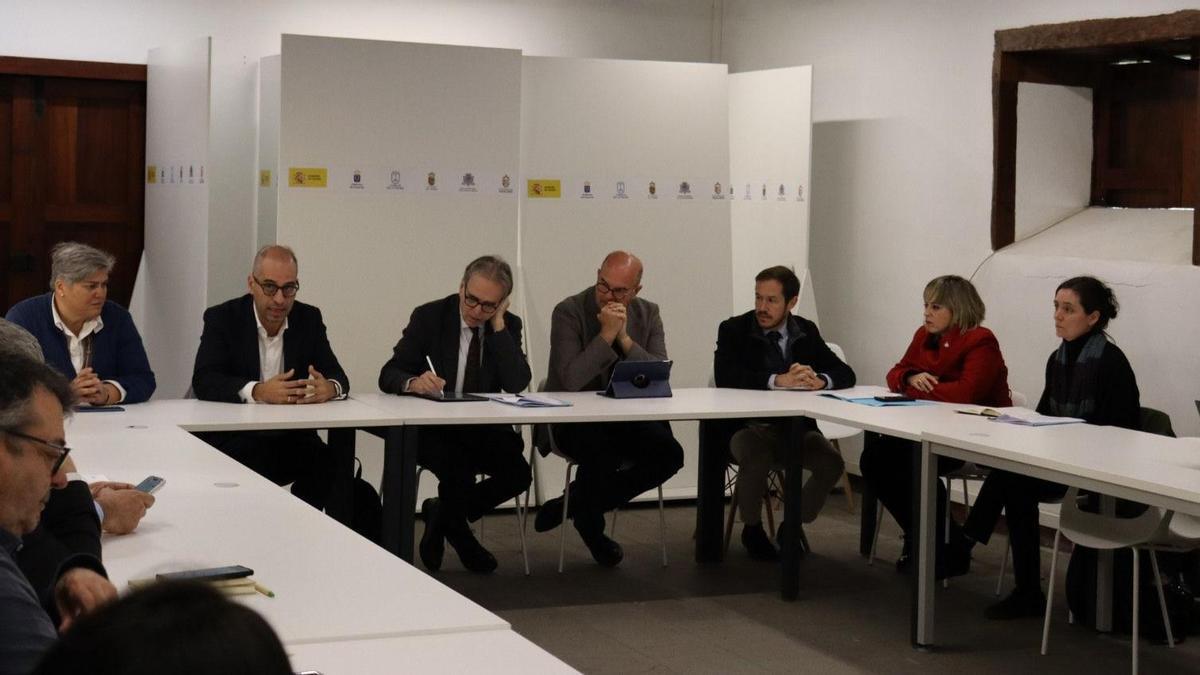Reunión del ministro de Universidades, Joan Subirats (centro, tomando notas), con las autoridades de La Palma y de las universidades./ CABILDO DE LA PALMA