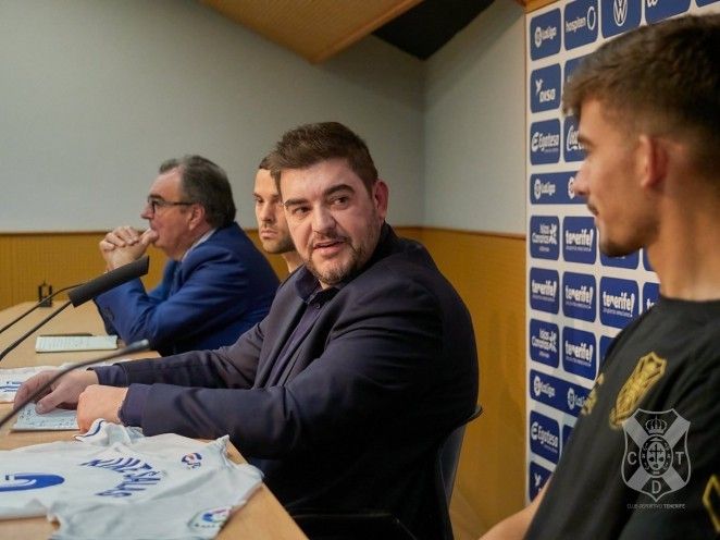 El consejero deportivo Juan Guerrero y el director general Santiago Pozas durante la presentación de Durmisi y Kike Salas./ CD Tenerife.