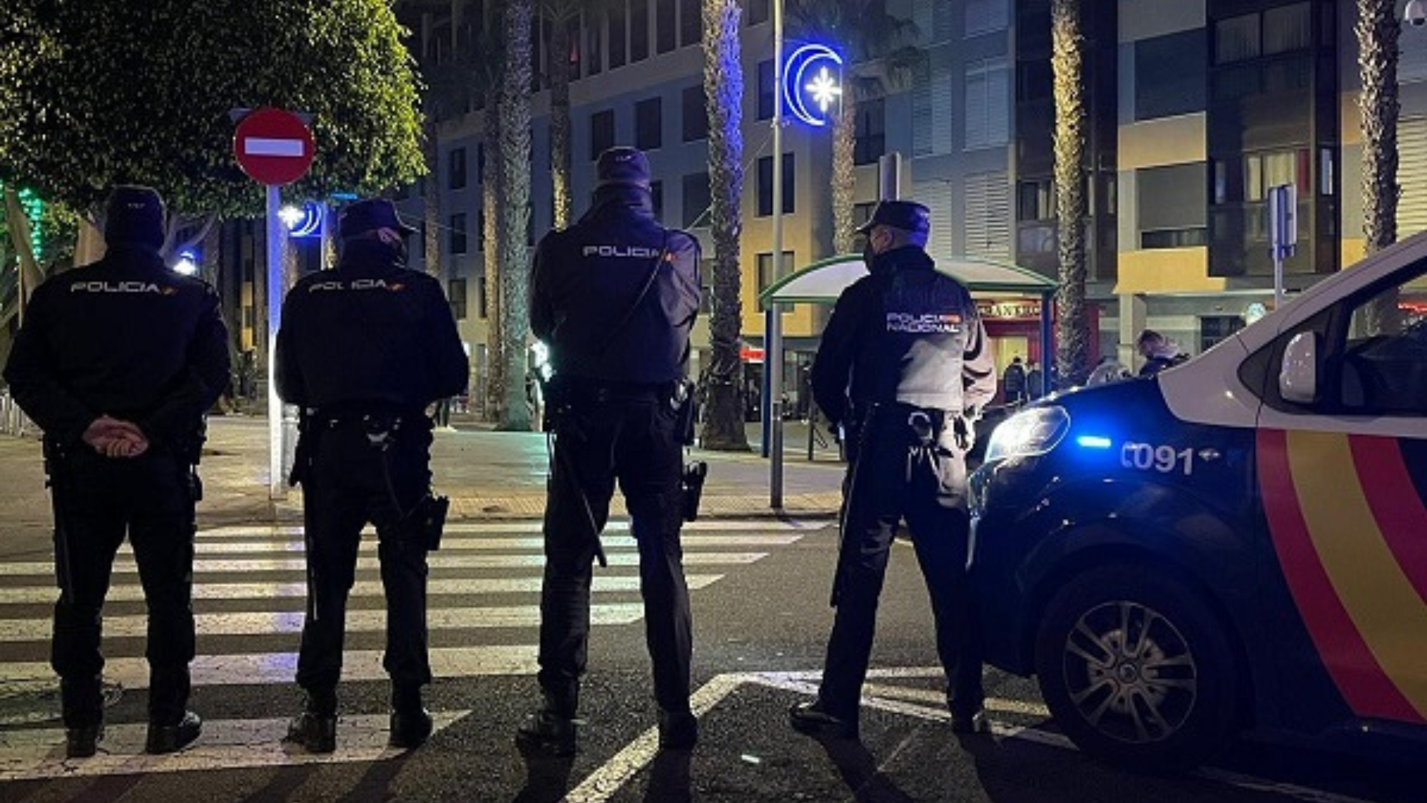 Policías nacionales patrullan en el cuadrilátero de La Laguna./ CNP