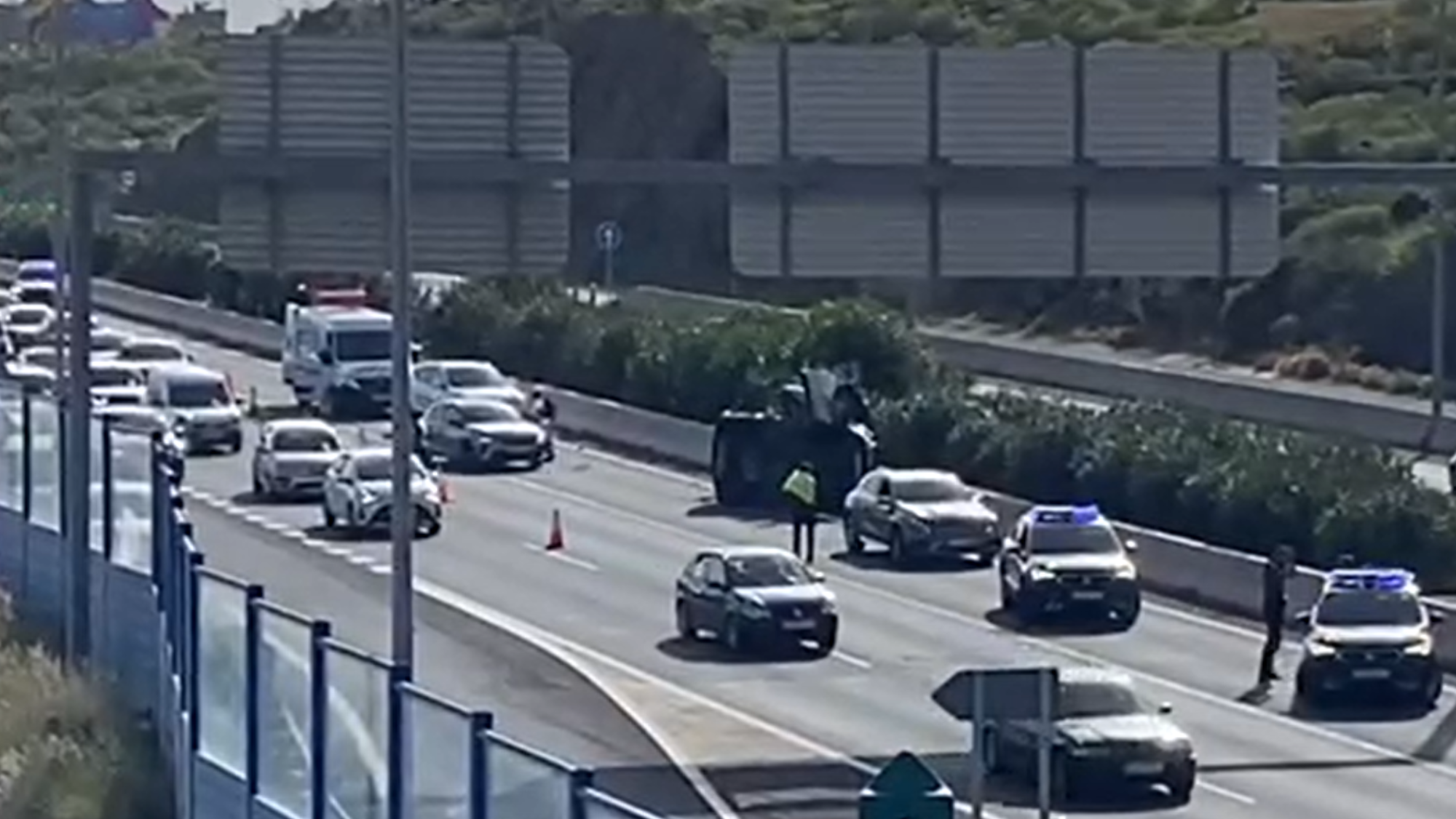 Un coche volcado en la autopista sur de Tenerife a la altura de Las Caletillas./ Atlántico Hoy