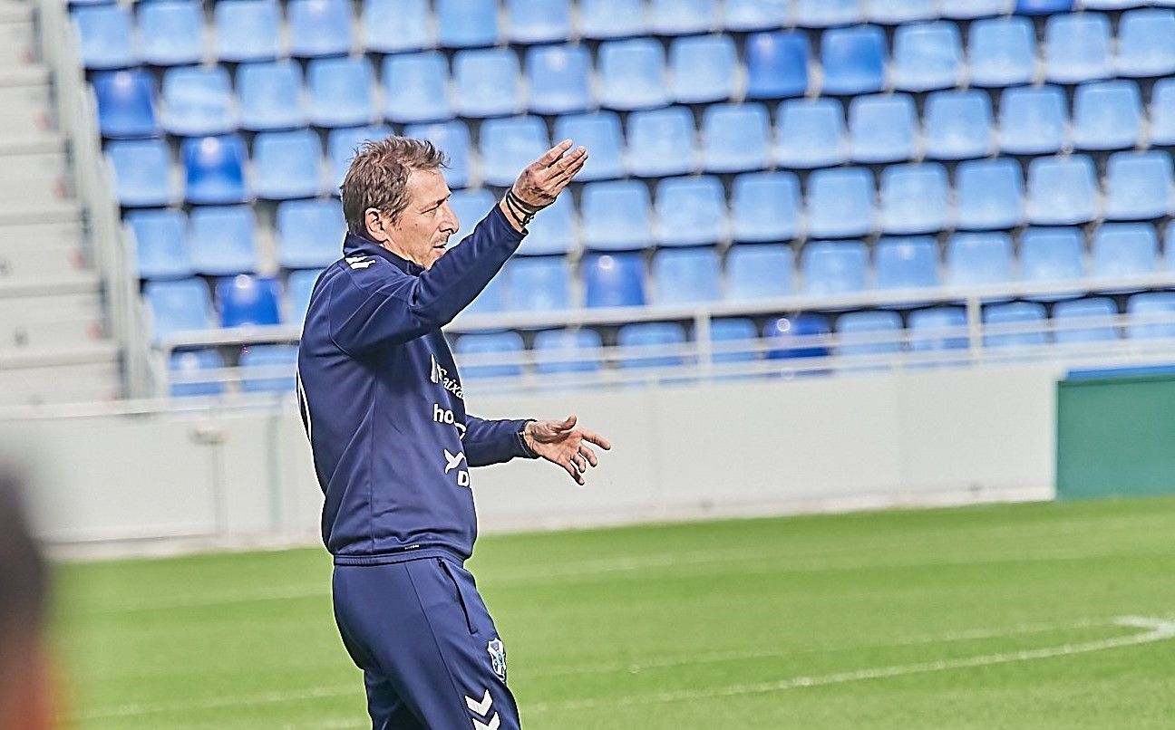 Ramis está contento con su plantilla pero reconoce que la intención del club conseguir algún otro fichaje en este mercado./ CD Tenerife