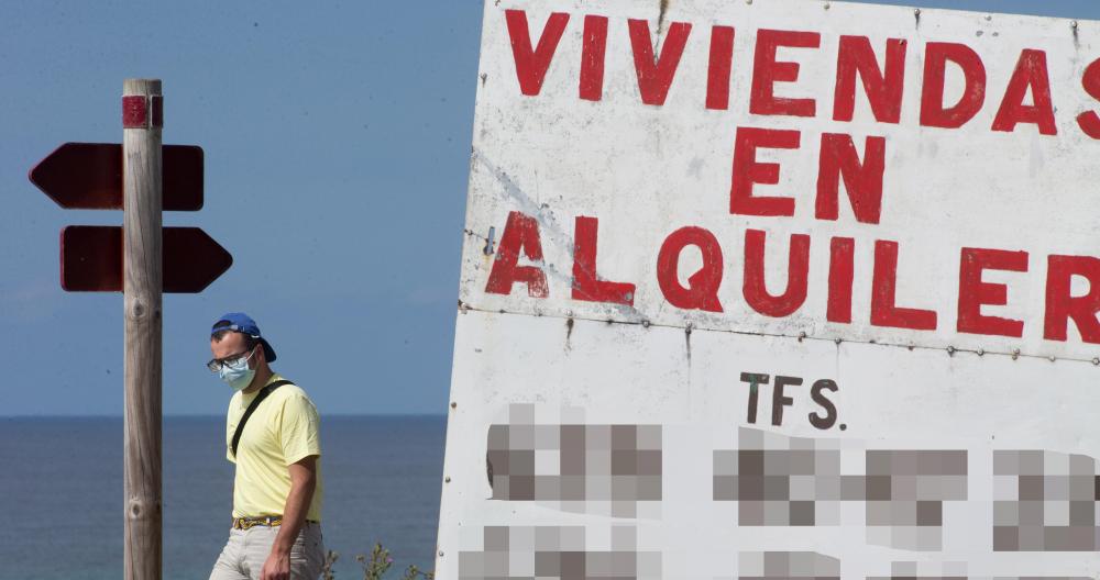 Un cartel que anuncia viviendas en alquiler. / Europa Press