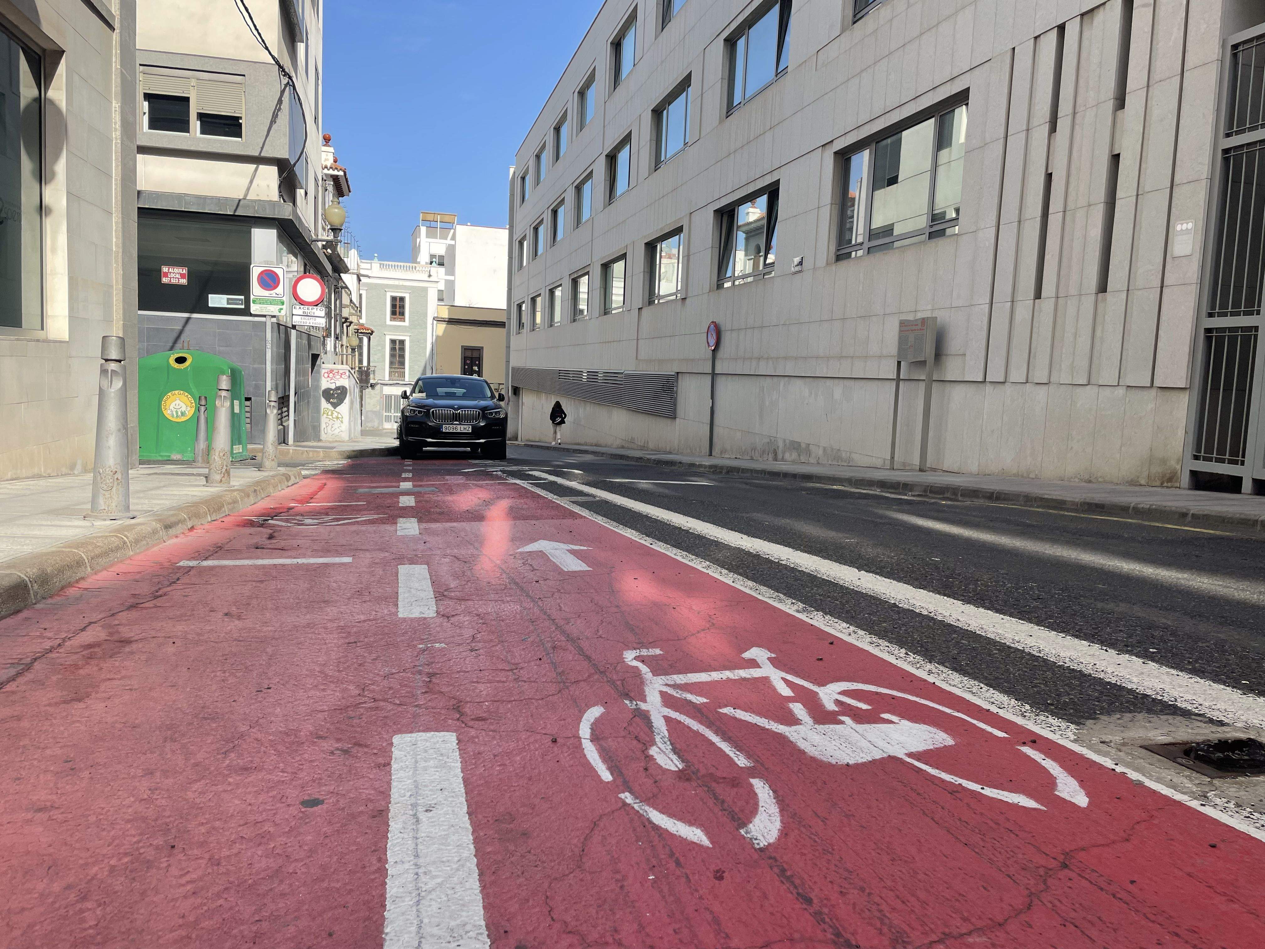Tramo de carril bici en la calle Maninidra que será eliminado para añadir paradas de 'Besa y Baja'. / AH
