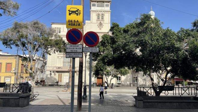 Señalítica que indica zonas de carga y descarga junto a 'Besa y Baja' en la Alameda de Colón. / AH Señalítica que indica zonas de carga y descarga junto a 'Besa y Baja' en la Alameda de Colón. / AH
