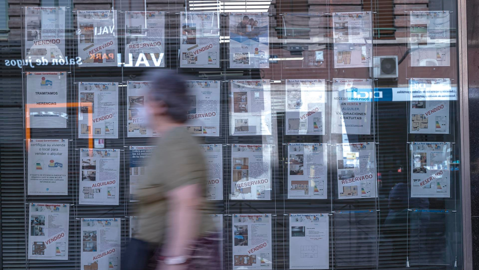 Oficina de ventas de viviendas en Canarias. / EFE 