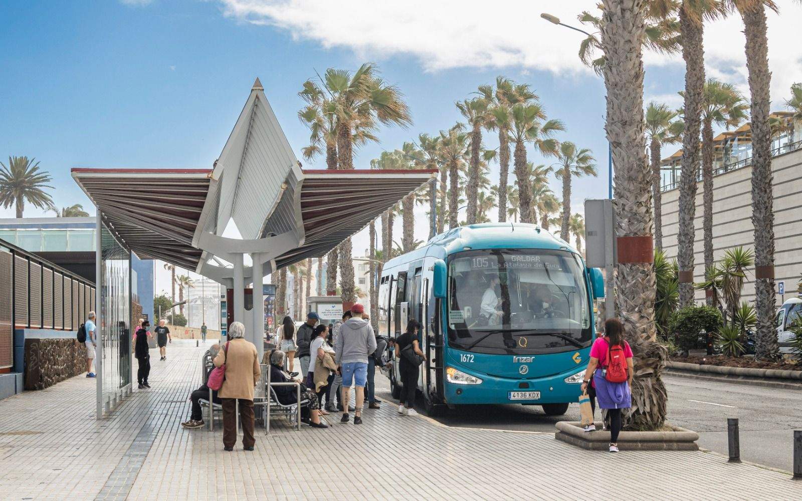 Una guagua de Global recoge pasajeros en la parada de Las Arenas, en Las Palmas de Gran Canaria. / Global