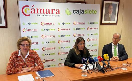 La directora general de la Cámara de Comercio de Santa Cruz de Tenerife, Lola Pérez;, Victoria Gonzalez, presidenta de la Comisión de Comercio Interior y vicepresidenta de la corporación cameralel, y el director general de Cajasiete, Manuel del Castillo./