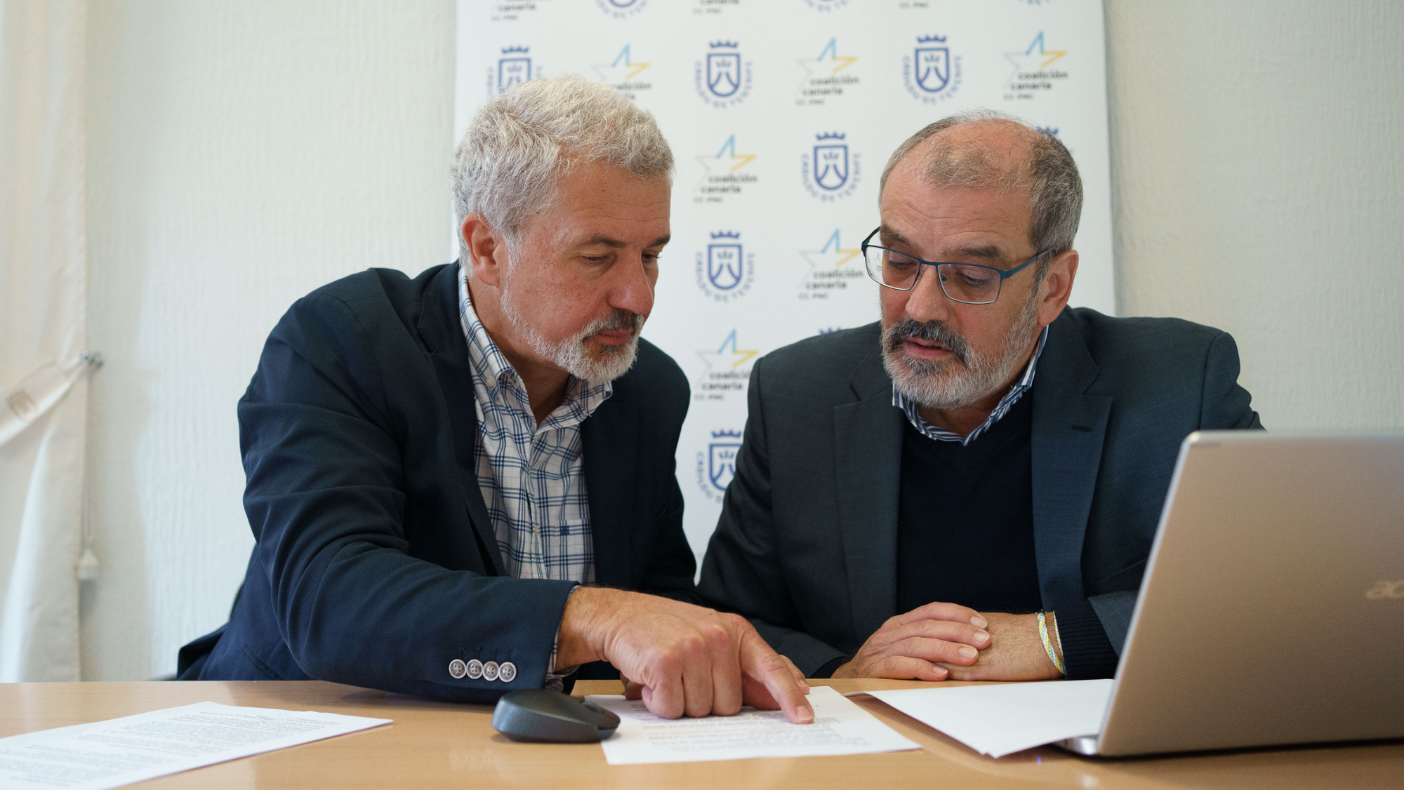 Los consejeros de Coalición Canaria en el Cabildo de Tenerife, Antolín Bueno (izquierda) y Félix Fariña, quienes han denunciado la situación del ITER y solicitado el pleno extraordinario. / Ramón de la Rocha (EFE)