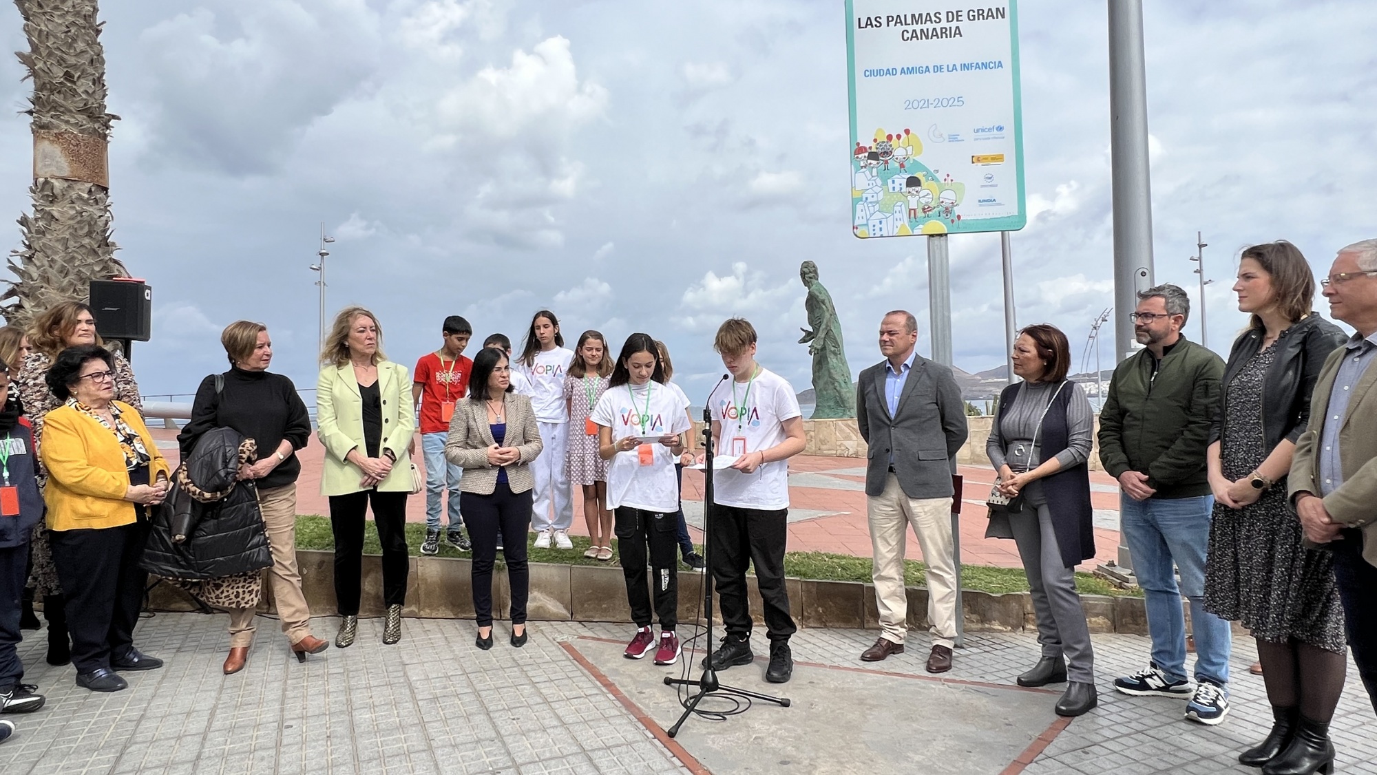 El paseo de Las Canteras cuenta desde hoy con la primera señal que reconoce a Las Palmas de Gran Canaria como ‘Ciudad Amiga de la Infancia’, un título otorgado por UNICEF . / Ayuntamiento de Las Palmas de Gran Canari