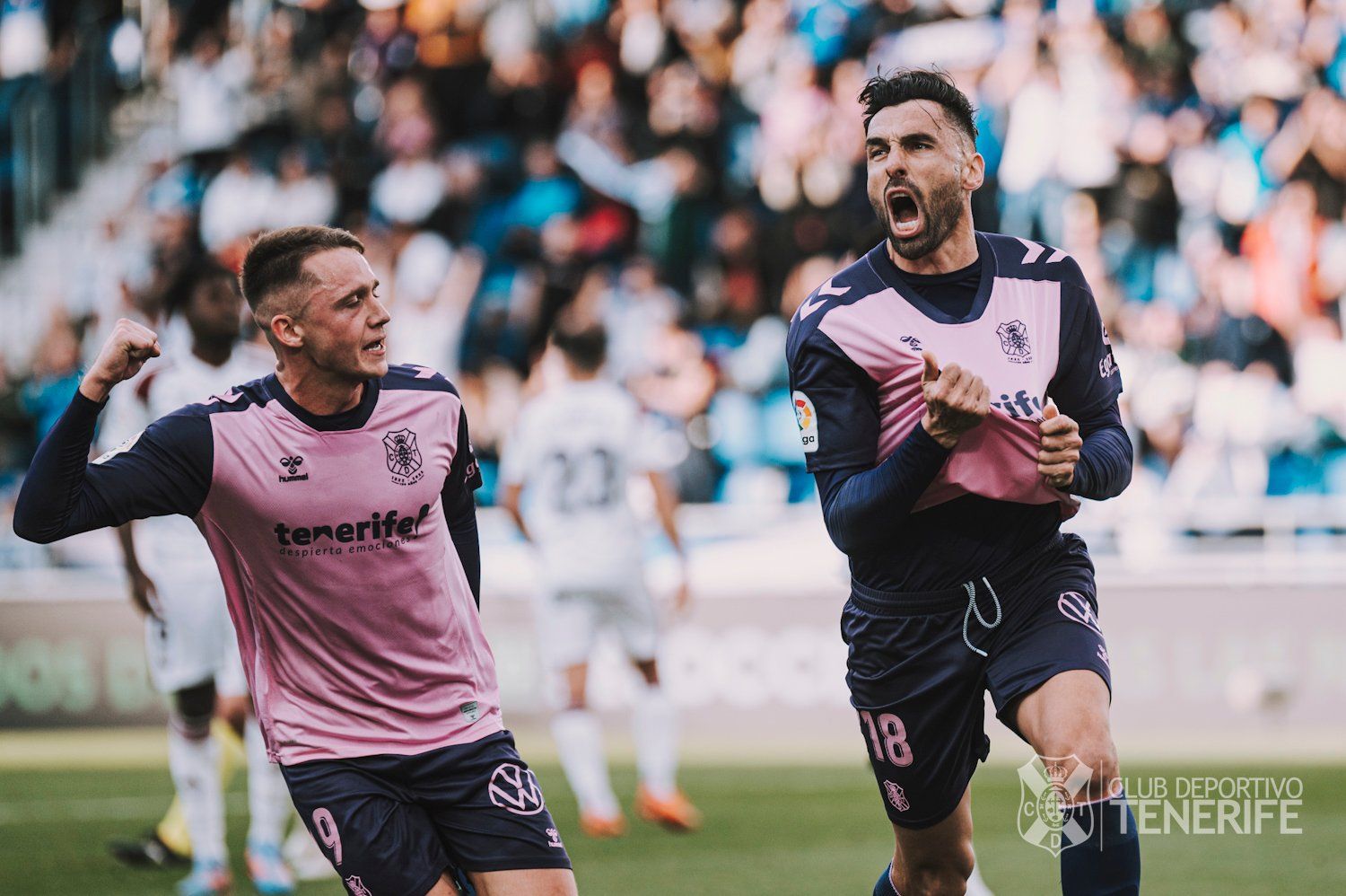 Gallego celebra junto a Garcés su tempranero gol de penalti, a la postre definitivo en la victoria del Tenerife ante el Albacete./ Twitter CD Tenerife @sanacosta_  