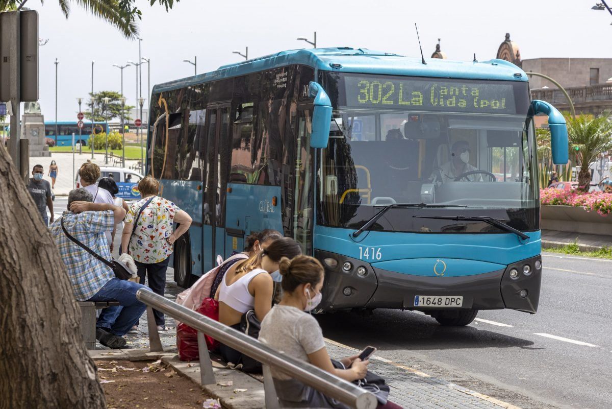 Con los títulos de transporte que expide el Cabildo de Gran Canaria se puede viajar en los diferentes servicios de guaguas de la isla, como Global. / Global